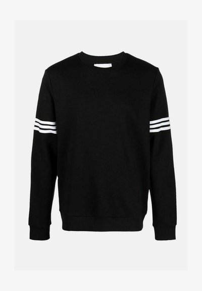 Felpa nera con maniche lunghe, collo rotondo e tre strisce bianche su ciascuna manica. Presenta polsini e orlo a coste per una maggiore texture.