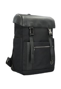 Mochila negra con una estructura semirígida, que cuenta con una solapa superior lisa y parecida al cuero, correas ajustables y un bolsillo frontal con cremallera.