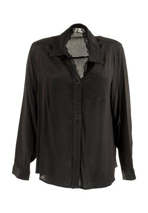 Camisa negra de manga larga con botones y cuello, hecha de una tela suave. Presenta un bolsillo y un bordado de encaje a lo largo del escote.