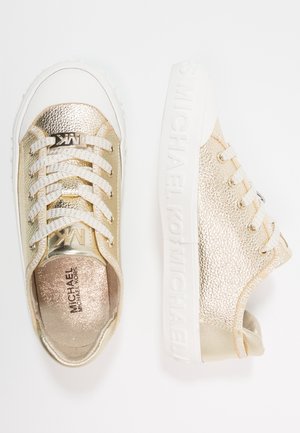 Zapatillas metálicas doradas con acabado texturizado, cordones blancos y suela de goma blanca con marca. Presentan un diseño de tacón cortado para un uso fácil de calzar.