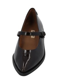 Scarpa Mary Jane in vernice nera con punta affusolata, cinturino alla caviglia e suola piatta, caratterizzata da una texture liscia e un design minimalista.
