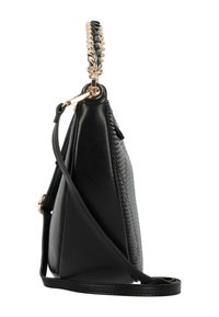 Schwarze Lederhandtasche mit gewebter Textur, einem abnehmbaren Schultergurt und einem geflochtenen oberen Tragegriff. Mit goldfarbenen Hardware-Akzenten.