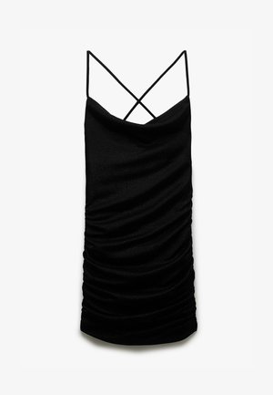Robe noire à bretelles spaghetti avec une silhouette ajustée, présentant un tissu froncé pour ajouter de la texture et des bretelles croisées dans le dos, fabriquée dans un matériau brillant.