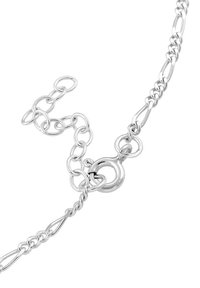 Bracciale in argento con maglie ovali e rotonde intrecciate, dotato di un sicuro gancio a moschettone e una finitura testurizzata.