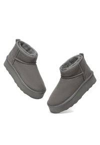 Graue Stiefeletten aus weichem Stoff mit einem kuscheligen Innenfutter. Sie haben eine abgerundete Zehenpartie und eine leicht erhöhte Gummisohle.