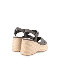 Sandalias de cuña de tela negra con tacón de yute trenzado, que presentan un diseño de tiras cruzadas y una hebilla ajustable en el tobillo.