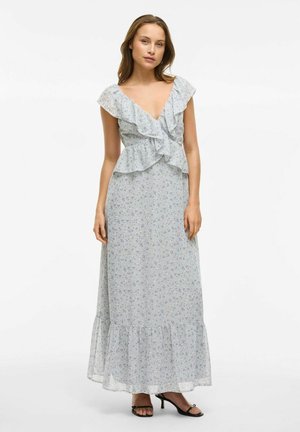 Lichtblauwe maxi-jurk met bloemenprint, ruffles aan de halslijn, aansluitende bodice en gelaagde rok. Gemaakt van een lichtgewicht stof met een vloeiende textuur.