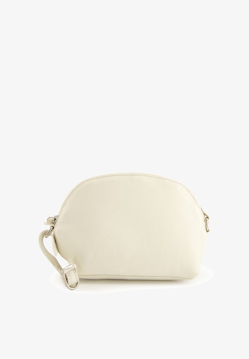 Trousse à cosmétiques blanche en cuir avec une forme arrondie, fermeture zippée et une sangle pour le poignet. Texture lisse et design minimaliste.