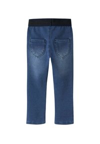 Pantalones capri de mezclilla con una cinturilla ajustada, dos bolsillos traseros y un tono de azul medio, con una textura suave y costuras limpias.