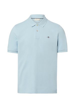 Hellblaues Polohemd mit kurzen Ärmeln, zwei Knöpfen und einem kleinen gestickten Logo auf der linken Brust.