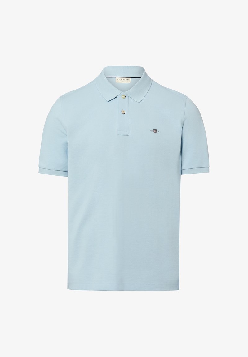 Polo bleu clair à manches courtes avec deux boutons et un petit logo brodé sur la poitrine gauche.