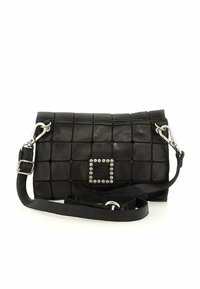 Borsa a tracolla nera in pelle con design trapuntato, caratterizzata da un'applicazione quadrata con borchie argentate e una tracolla regolabile.