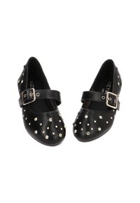 Zapatos negros estilo Mary Jane con punta redonda, que cuentan con una correa con una hebilla metálica y tachuelas plateadas a lo largo de la superficie texturizada.