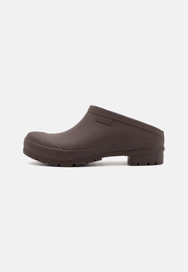 Sabot imperméable marron à enfiler, avec un bout texturé, une semelle robuste et une étiquette de la marque Barbour sur le côté.