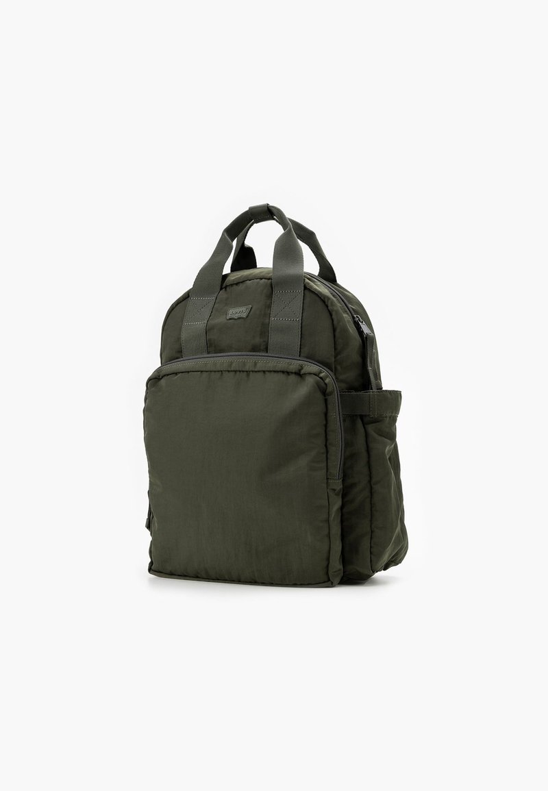 Donkergroene nylon rugzak met een gevoerde constructie, bovenhandvatten, verstelbare schouderbanden, een voorzak met rits en een zijvak.