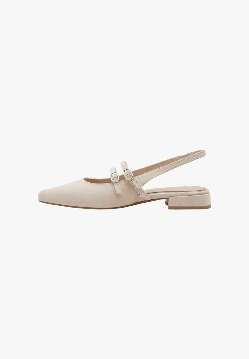Chaussure à bride arrière beige avec un bout pointu, comportant deux accents de boucle et un petit talon bloc. Fabriquée en matériau lisse et doux.