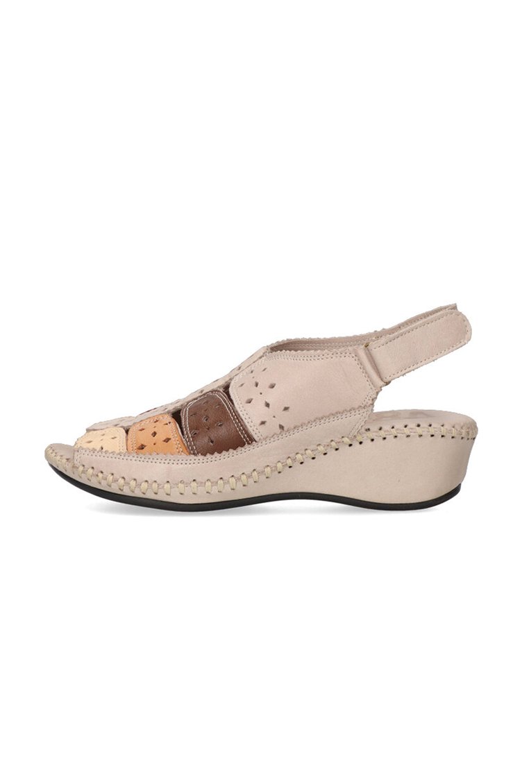 Sandalia de cuero beige con acentos multicolores, diseño perforado, tacón en cuña y un detalle cosido a lo largo de la suela.