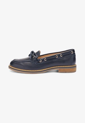Marineblaue Lederloafer mit Mokassin-Ziernähte, Schleifendetail aus Schnürsenkel an der Vorderkappe, seitlichen Ösen mit Lederschnürsenkel und hellbrauter Gummisohle mit leichtem Absatz.