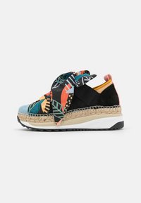 Baskets espadrilles multicolores avec un bout bleu, une tige noire et un détail de ruban à motifs. Elles présentent une semelle intermédiaire enveloppée de jute et une semelle extérieure en caoutchouc.