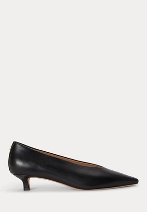 Chaussure en cuir noir à bout pointu avec un petit talon bas et un talon kitten court, finition lisse sur fond uni.