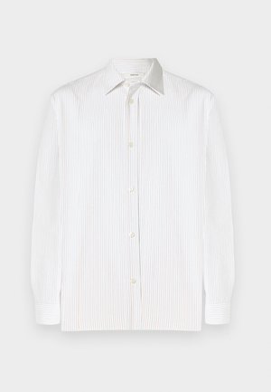 Camisa de manga longa branca com finas riscas verticais azuis e laranjas, com fecho à frente e colarinho pontiagudo, exposta contra um fundo simples.