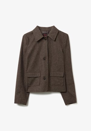 Veste en mélange de laine marron avec col, trois boutons noirs, manches longues et deux poches avant à rabat, présentée sur un fond blanc.