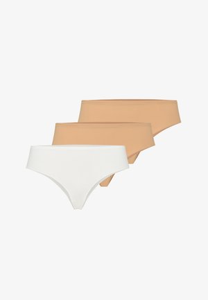 Drie naadloze damesbikinionderbroeken in wit en twee tinten beige, gerangschikt in een verspringende rij op een witte achtergrond.