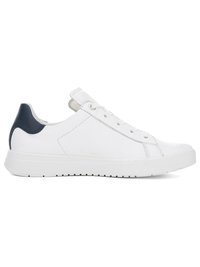 Bílá nízká teniska s námořnicky modrým panelem na patě, zavazováním na tkaničky a texturovanou podrážkou, zobrazená z levého profilu na bílém pozadí.