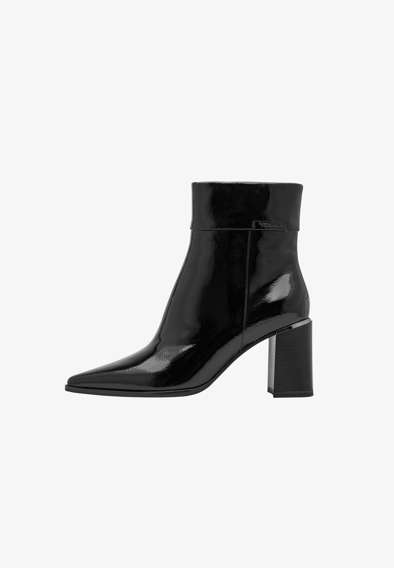 Bota de cuero negro brillante hasta el tobillo con punta puntiaguda y tacón alto de bloque, vista lateral sobre fondo blanco.