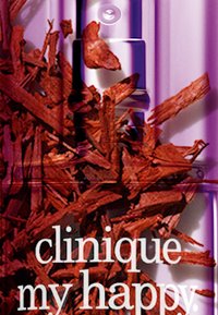Bottiglia di profumo Clinique My Happy, con tappo argentato, circondata da trucioli di legno nelle tonalità di marrone, su uno sfondo viola.
