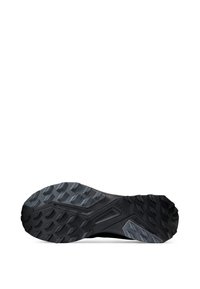 Svart idrottssko sula med en texturerad gummiyta, som har ett mönstrat rullband för grepp. Mörkgrå accenter framhäver vissa områden.