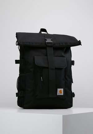 Zwarte roll-top rugzak met voorvak met rits, zijvakken van mesh, verstelbare banden en Carhartt-logo op de voorzijde onderaan.