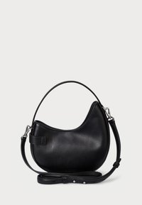 Μαύρη δερμάτινη τσάντα χειρός με καμπυλωτό σχήμα, ρυθμιζόμενο λουρί, απαλή υφή και μεταλλικές λεπτομέρειες σε ασημί απόχρωση. Συμπαγής και λειτουργική σχεδίαση.