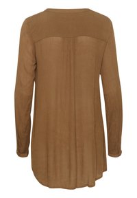 Camicetta marrone a maniche lunghe con orlo arrotondato, realizzata in tessuto leggero, con una leggera lucentezza e dettaglio a pieghe sul retro.
