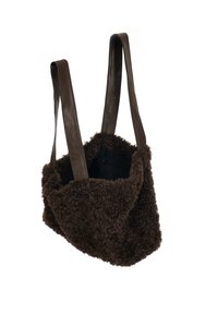 Brązowa torba typu tote z futrzanym materiałem, gładkie brązowe skórzane paski, przestronne otwarcie i czarne wnętrze. Zewnętrzna powierzchnia o fakturze dla dodatkowego efektu.