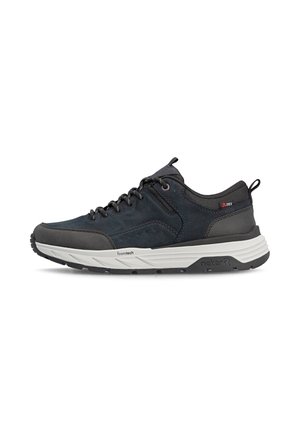 Baskets basses noires et grises avec semelle en mousse blanche, lacets à l'avant, fermeture éclair latérale et languettes sur la languette et le talon.