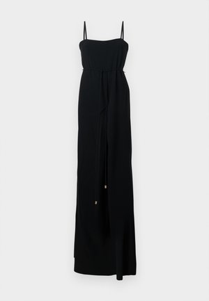 Zwarte maxi-jurk met spaghettibandjes, een aansluitend lijfje en een vloeiende rok. Beschikt over een gestrikt middel met twee gouden accenten. Voelt soepel aan.