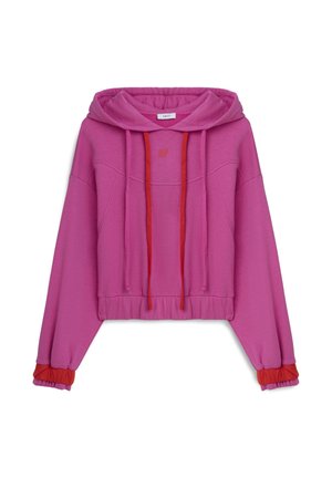 Růžová krátká mikina s dlouhými rukávy, červenými šňůrkami, červenými volánovými manžetami a jemným nápisem „UP“ na hrudi, zobrazená na bílém pozadí.