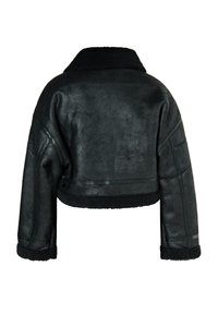 Kort svart shearlingjacka med en strukturerad yta, med en bred krage, horisontella sömmar och mjukt, fluffigt foder vid nederdelen och ärmsluten.