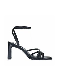 Zwarte, gespen met hakken sandalen met een leren structuur, vierkante neusvorm en een blokhak voor stabiliteit. Inclusief verstelbare enkelband.