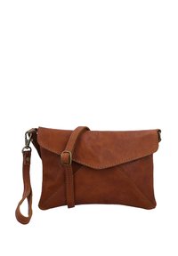 Braune Leder-Clutch mit strukturiertem Finish, ausgestattet mit einem umklappbaren Deckel, genähten Akzenten und einem verstellbaren Riemen mit Clip.