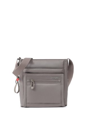 Sac bandoulière gris avec sangle réglable, poche zippée à l'avant, petit logo et détail de languette sur fond blanc.