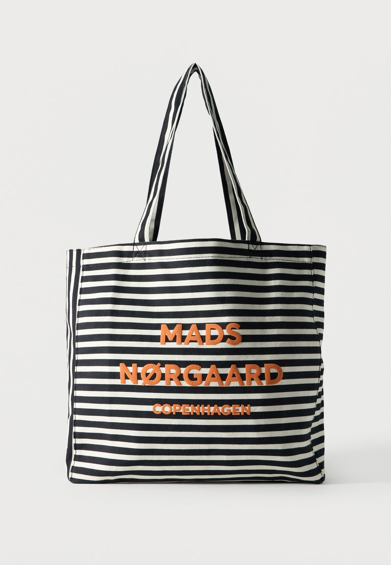 Τσάντα tote με οριζόντιες ασπρόμαυρες ρίγες, πορτοκαλί κείμενο "MADS NØRGAARD COPENHAGEN" και δύο ριγωτές χειρολαβές.