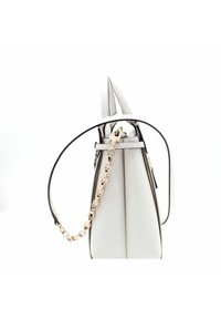 Biała torebka o strukturze, z paskiem ozdobionym łańcuszkiem, charakteryzująca się eleganckimi liniami i gładką fakturą, z detalami w postaci kontrastujących czarnych krawędzi.