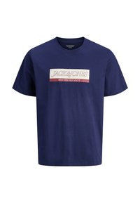 Navyblaue Baumwoll-T-Shirt mit einem auffälligen weißen und roten Grafikdesign mit dem Text "JACK & JONES" und "SINCE NINETEEN NINETY" auf der Vorderseite. Kurze Ärmel.