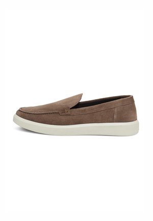Mocasines de ante marrón con un perfil bajo, punta redondeada y suela de goma blanca. Presenta un detalle decorativo de costura en la parte superior.