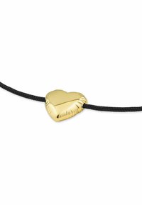 Ciondolo a forma di cuore in oro su una corda intrecciata nera. Il ciondolo presenta una finitura liscia con accenti testurizzati sui bordi.