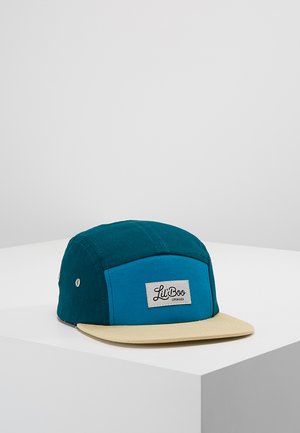 Casquette bleu sarcelle et bleu clair avec une visière beige, présentant un patch logo rectangulaire avec "Lil' Boo" et des œillets de ventilation en métal. Matériau en coton.