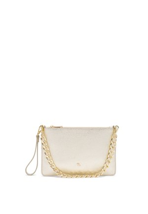 Piccola pochette da polso in metallo dorato con una robusta catenella dorata come manico e un sottile cinturino in pelle, mostrata su uno sfondo bianco.