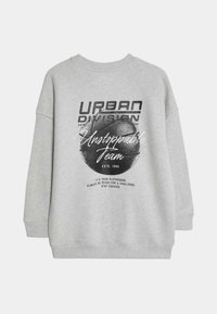Szara bluza z ribbowanymi mankietami i dekoltem, z nadrukowanymi grafikami w czerni i bieli, o zaokrąglonym dole i luźnym kroju.
